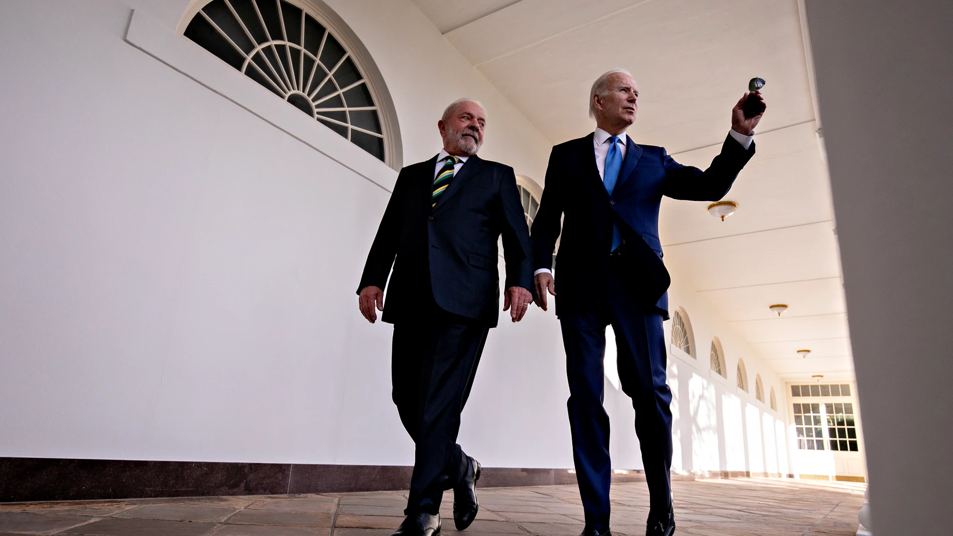 Washington (United States), 10/02/2023.- US President Joe Biden (R) and Brazil's president Luiz Inacio Lula da Silva walk through the Colonnade of the White House in Washington, DC, USA, 10 February 2023. Biden is hosting Lula in a show of support for Brazilian democracy, shaken last month by a right-wing insurrection akin to the invasion of the US Capitol in 2021. (Brasil, Estados Unidos) EFE/EPA/ANDREW HARRER / POOL