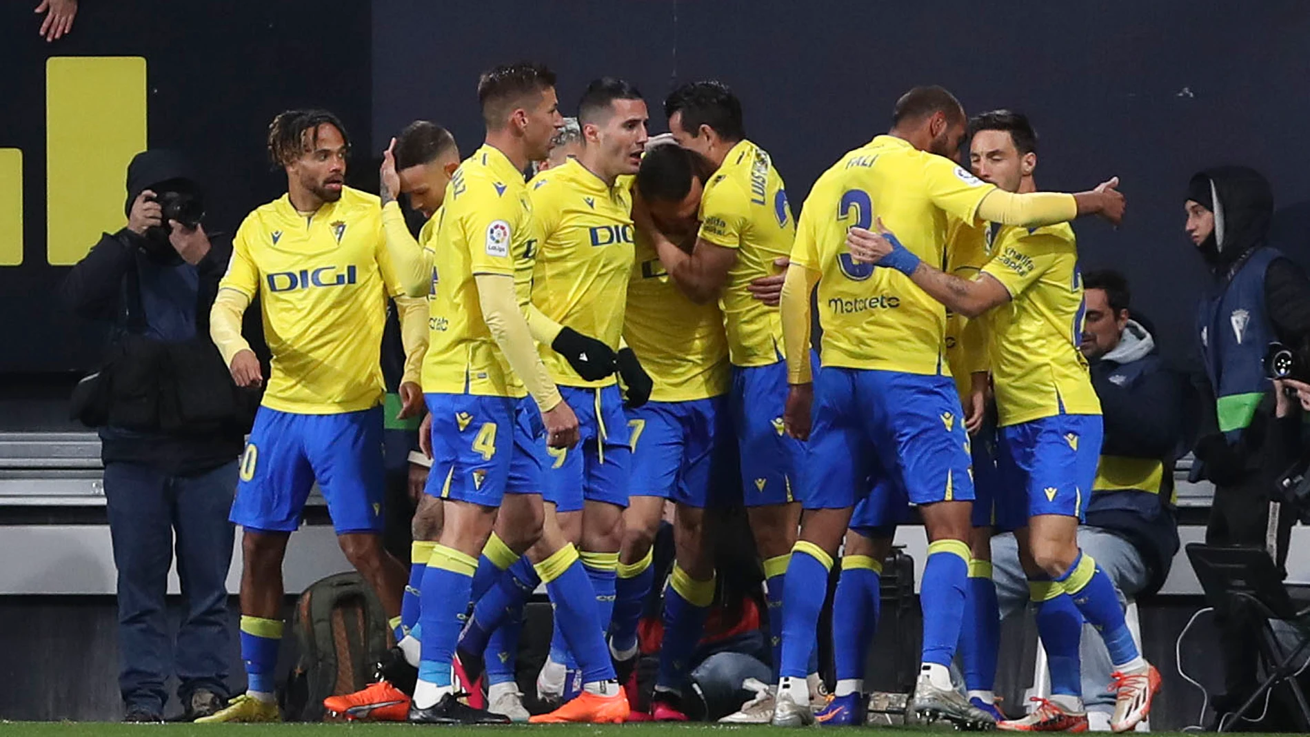 CÁDIZ, 10/02/2023.- Los jugadores del Cádiz celebran el primer gol ante el Girona, durante el partido de Liga en Primera División entre Cádiz CF y Girona FC disputado este viernes en el estadio Nuevo Mirandilla. EFE/Román Ríos