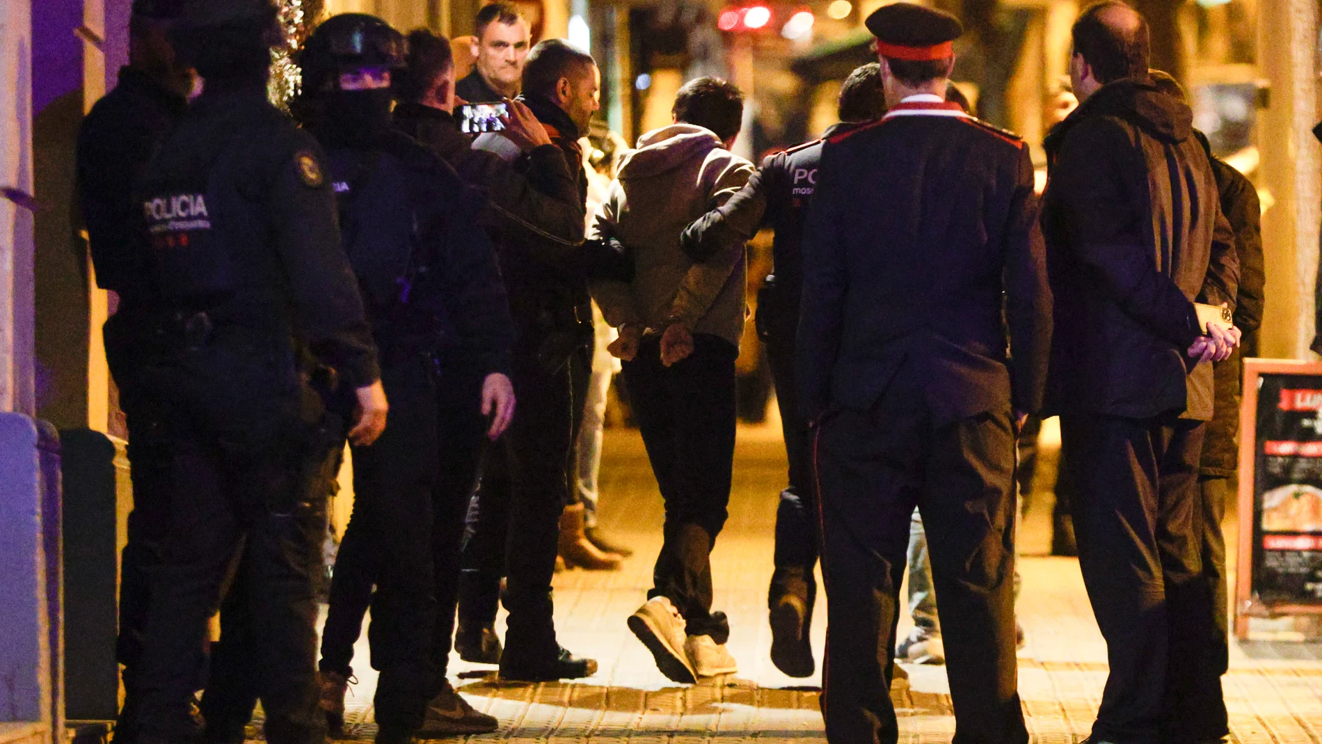 BARCELONA, 10/02/2023.- Los Mossos d'Esquadra han liberado a dos personas que habían sido secuestradas y han detenido a tres de sus presuntos captores en un inmueble de la calle Amigó, en el distrito de Sarrià-Sant Gervasi de Barcelona. Fuentes cercanas al caso consultadas por EFE han señalado que tanto las tres personas detenidas como las dos que han sido liberadas son ciudadanos de origen chino. EFE/Quique García