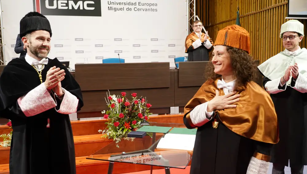 Elena García Armada recibe la distinción de manos del rector de la UEMC