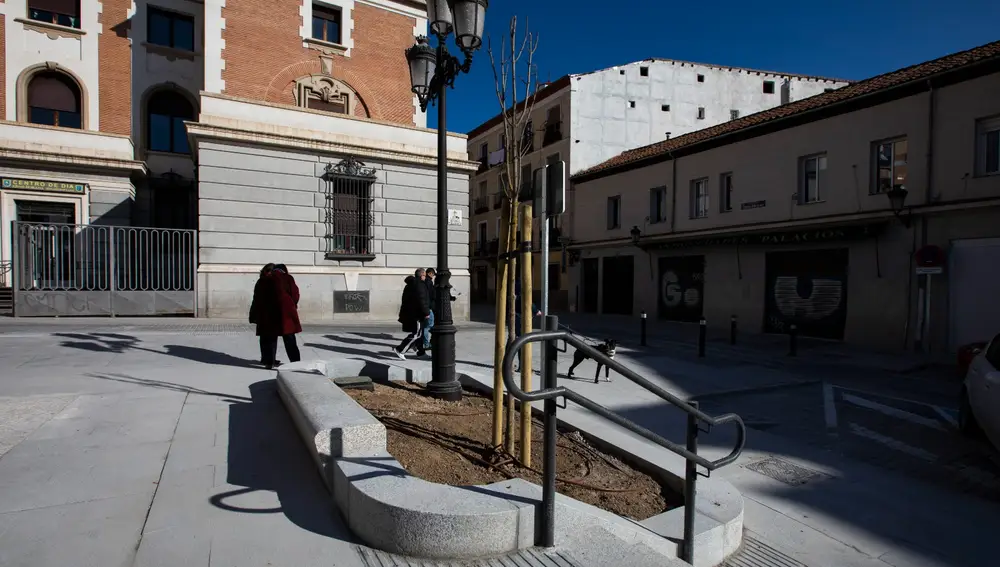 La Plaza General Vara del Rey tras la remodelación realizada desde septiembre por el Ayuntamiento de Madrid