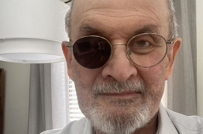 Fotografía publicada por el escritor Salman Rushdie en su cuenta de Twitter poco después del atentado