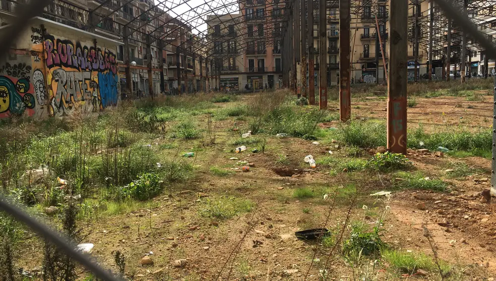El solar descuidado del mercado de Gràcia en Barcelona