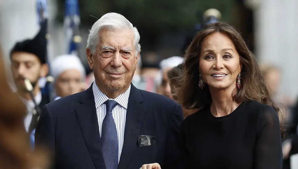 Vargas Llosa ha tenido últimamente una historia con Isabel Preysler sin final feliz pero con una consecuencia positiva y es que la relación con Patricia su mujer se ha restablecido con nuevo ímpetu
