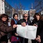 Los representantes de las asociaciones de comerciantes de El Rastro muestran el plano de la quinta y definitiva propuesta del Ayuntamiento de Madrid. 
