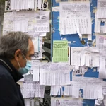 Anuncios de alquileres de particulares pegados en un muro en una calle de Madrid