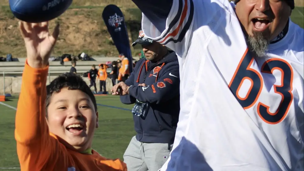 Roberto Garza, que jugó 14 años en la NFL, durante el clinic de los Chicago Bears en España