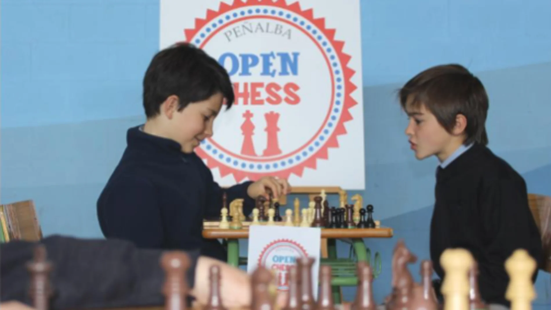 Dos niños participantes en el Open Chess del Peñalba