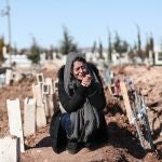 Una mujer llora la muerte de un familia en un cementerio de Adiyaman, Turquía