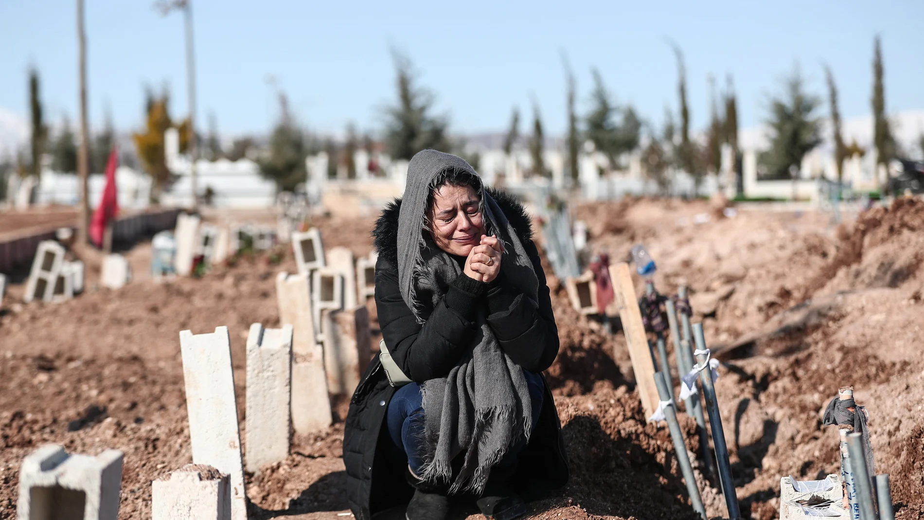 Una mujer llora la muerte de un familia en un cementerio de Adiyaman, Turquía