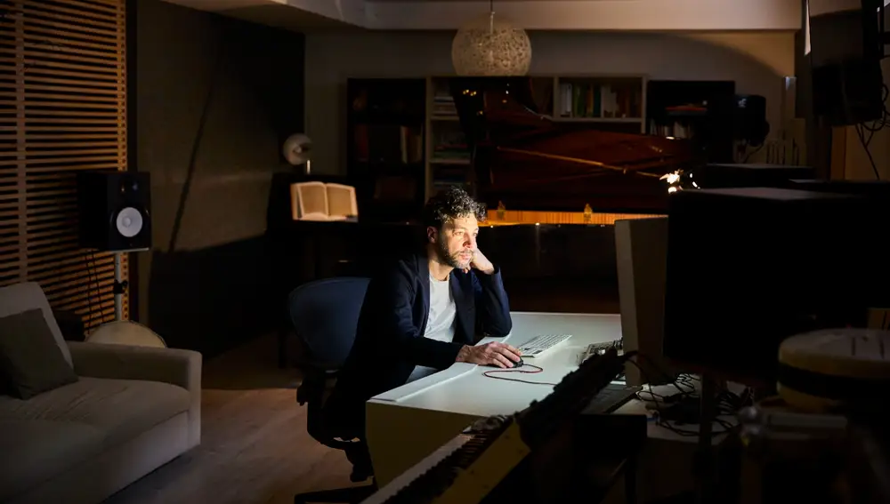 El compositor madrileño recibe a LA RAZÓN en su estudio a pocas horas de la 33ª edición de los Premios Goya