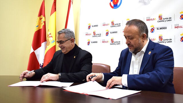 Firma del convenio entre Gerardo Álvarez Courel y Pedro López