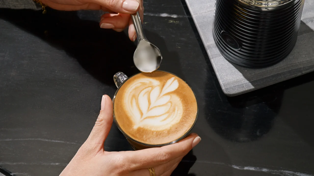 Nespresso celebra San Valentín con su cafetera Vertuo Pop, chocolates y  tazas de barista - Retail Actual