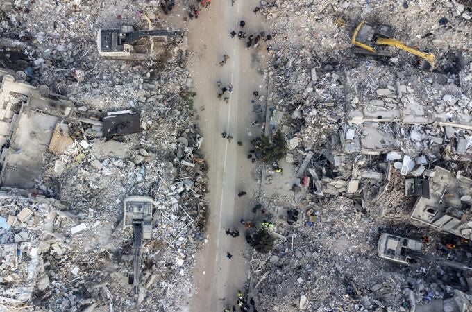 Hatay (Turkey), 11/02/2023.- An aerial picture taken by drone shows excavators work on a collapsed building after a powerful earthquake in Hatay, Turkey, 11 February 2023. More than 24,000 people have died and thousands more are injured after two major earthquakes struck southern Turkey and northern Syria on 06 February. Authorities fear the death toll will keep climbing as rescuers look for survivors across the region. (Terremoto/sismo, Siria, Turquía, Estados Unidos) EFE/EPA/ERDEM SAHIN