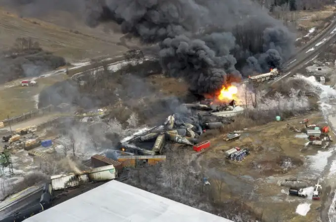 'Chernóbil' en Ohio: evacuaciones tras descarrilar y explotar un tren de mercancías con sustancias tóxicas 