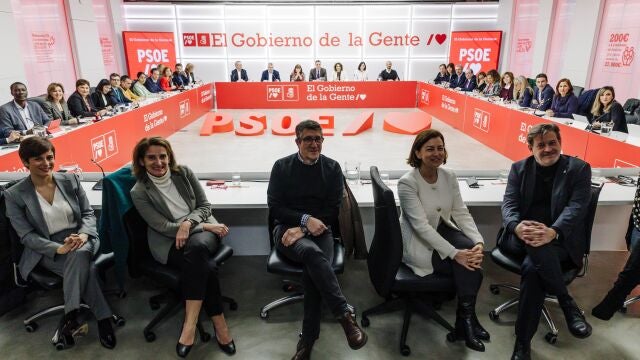 La portavoz del Gobierno y ministra de Política Territorial, Isabel Rodríguez (1i); la vicepresidenta tercera del Gobierno y ministra para la Transición Ecológica y el Reto Demográfico, Teresa Ribera (2i); el portavoz del PSOE en el Congreso, Patxi López (c), y la portavoz del PSOE en el Senado, Eva Granados (2d), durante la reunión de la Comisión Ejecutiva Federal en Ferraz, a 13 de febrero de 2023, en Madrid (España). La comisión es el órgano ejecutivo del PSOE. Aprueba los documentos políticos de la organización, realiza el seguimiento de la acción de gobierno y dirige y coordina la actividad cotidiana del partido. Su actual composición fue elegida por el 40º Congreso Federal en octubre de 2021.