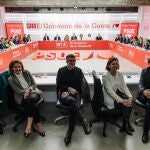 La portavoz del Gobierno y ministra de Política Territorial, Isabel Rodríguez (1i); la vicepresidenta tercera del Gobierno y ministra para la Transición Ecológica y el Reto Demográfico, Teresa Ribera (2i); el portavoz del PSOE en el Congreso, Patxi López (c), y la portavoz del PSOE en el Senado, Eva Granados (2d), durante la reunión de la Comisión Ejecutiva Federal en Ferraz, a 13 de febrero de 2023, en Madrid (España). La comisión es el órgano ejecutivo del PSOE. Aprueba los documentos políticos de la organización, realiza el seguimiento de la acción de gobierno y dirige y coordina la actividad cotidiana del partido. Su actual composición fue elegida por el 40º Congreso Federal en octubre de 2021.