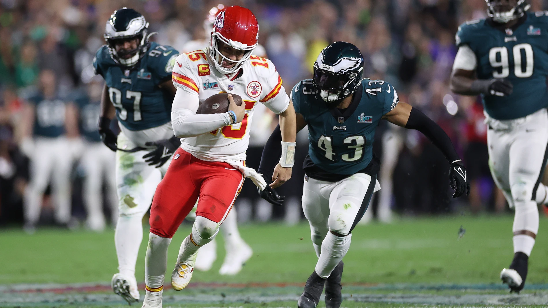 Glendale (United States), 12/02/2023.- Kansas City Chiefs quarterback Patrick Mahomes (L) scrambles for a first down against the Philadelphia Eagles in the fourth quarter of Super Bowl LVII between the AFC champion Kansas City Chiefs and the NFC champion Philadelphia Eagles at State Farm Stadium in Glendale, Arizona, 12 February 2023. The annual Super Bowl is the Championship game of the NFL between the AFC Champion and the NFC Champion and has been held every year since January of 1967. (Estados Unidos, Filadelfia) EFE/EPA/CAROLINE BREHMAN