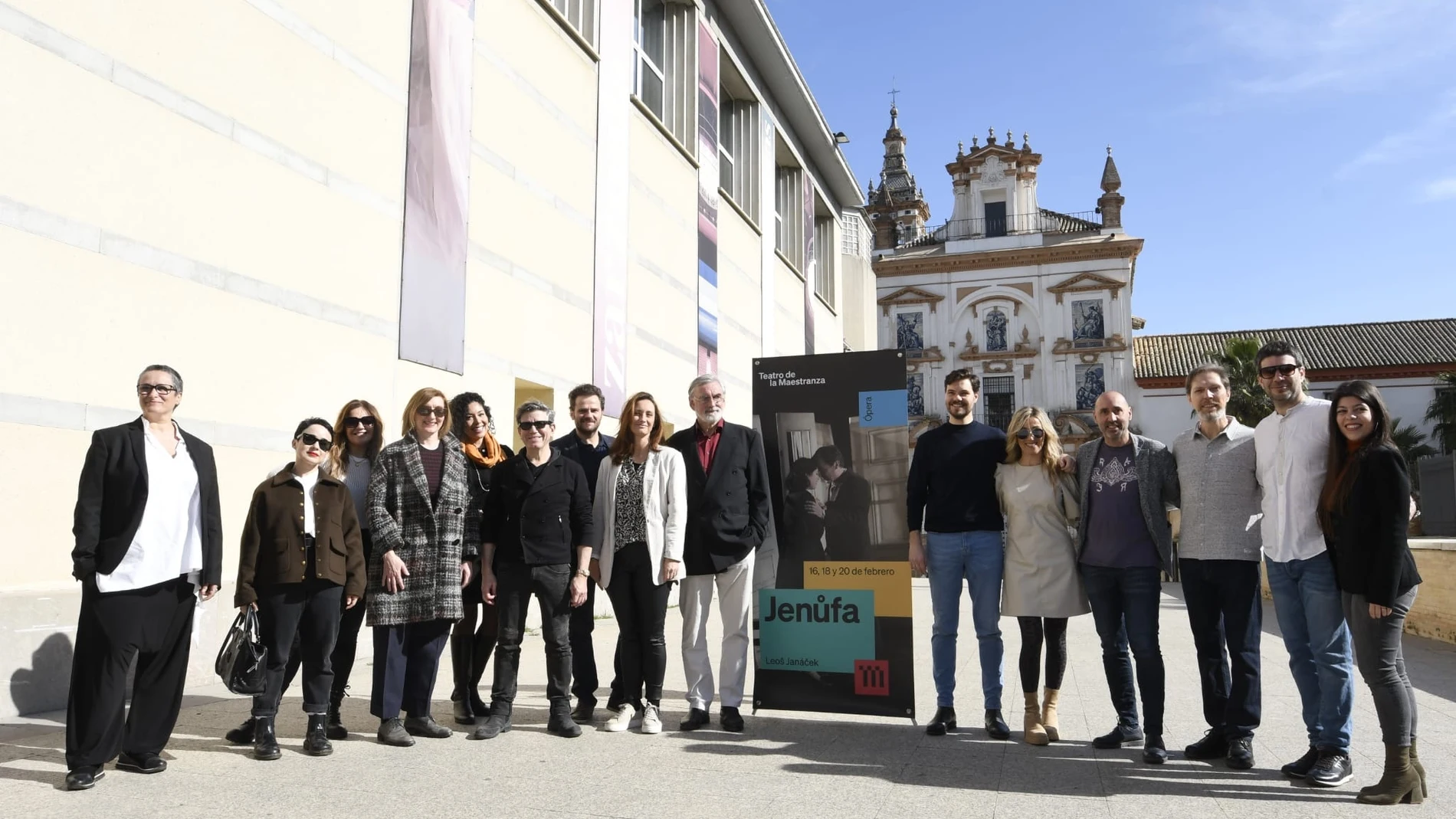 Dirección y elenco de la ópera «Jenufa», junto al director del Teatro de la Maestranza de Sevilla