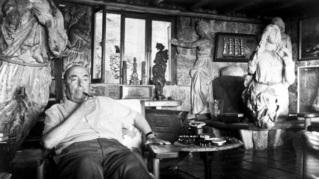 Santiago de Chile, 1972. Retrato del poeta Pablo Neruda en su estudio, en su casa de Isla Negra.