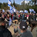 Manifestantes israelíes tumban una valla en el Parlamento de Israel