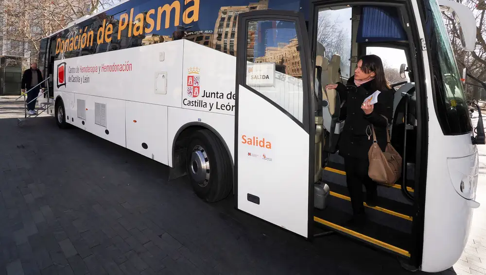 Autocar con la unidad móvil para la fonación de plasma