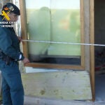 Un Guardia Civil junto a la vivienda detectada