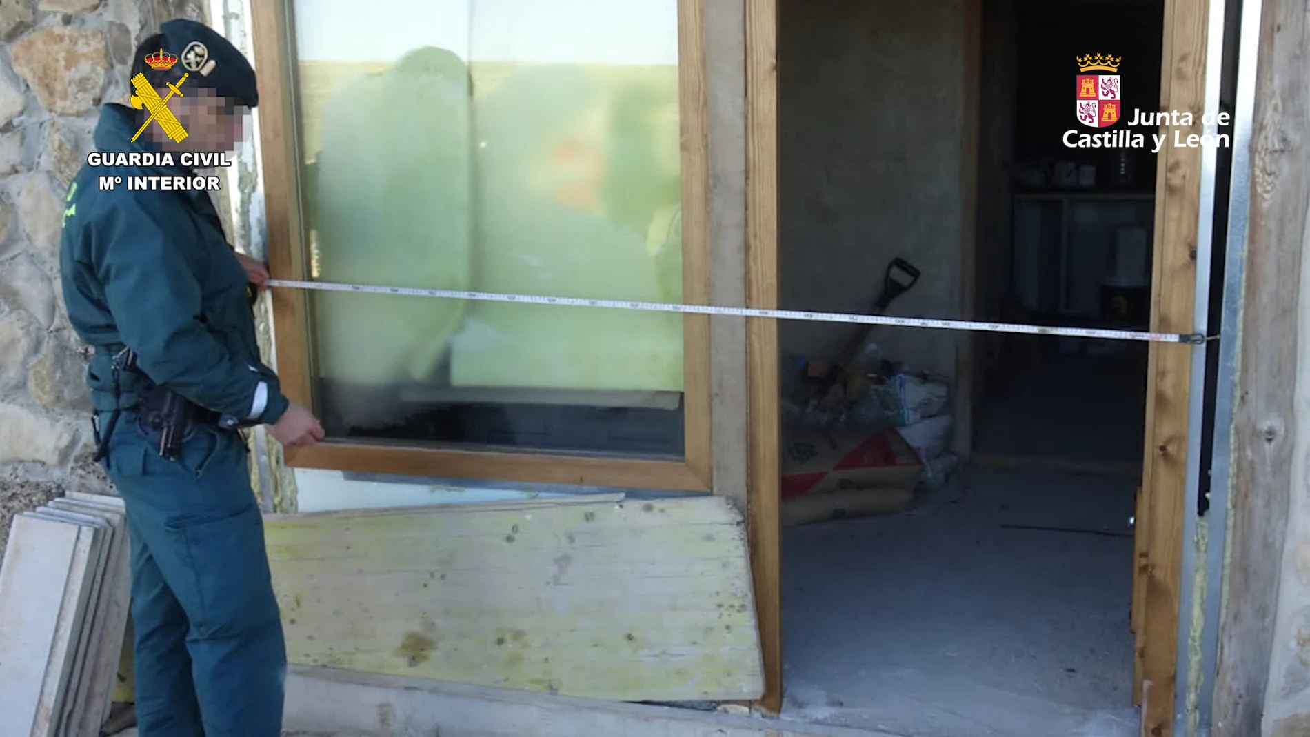 Un Guardia Civil junto a la vivienda detectada