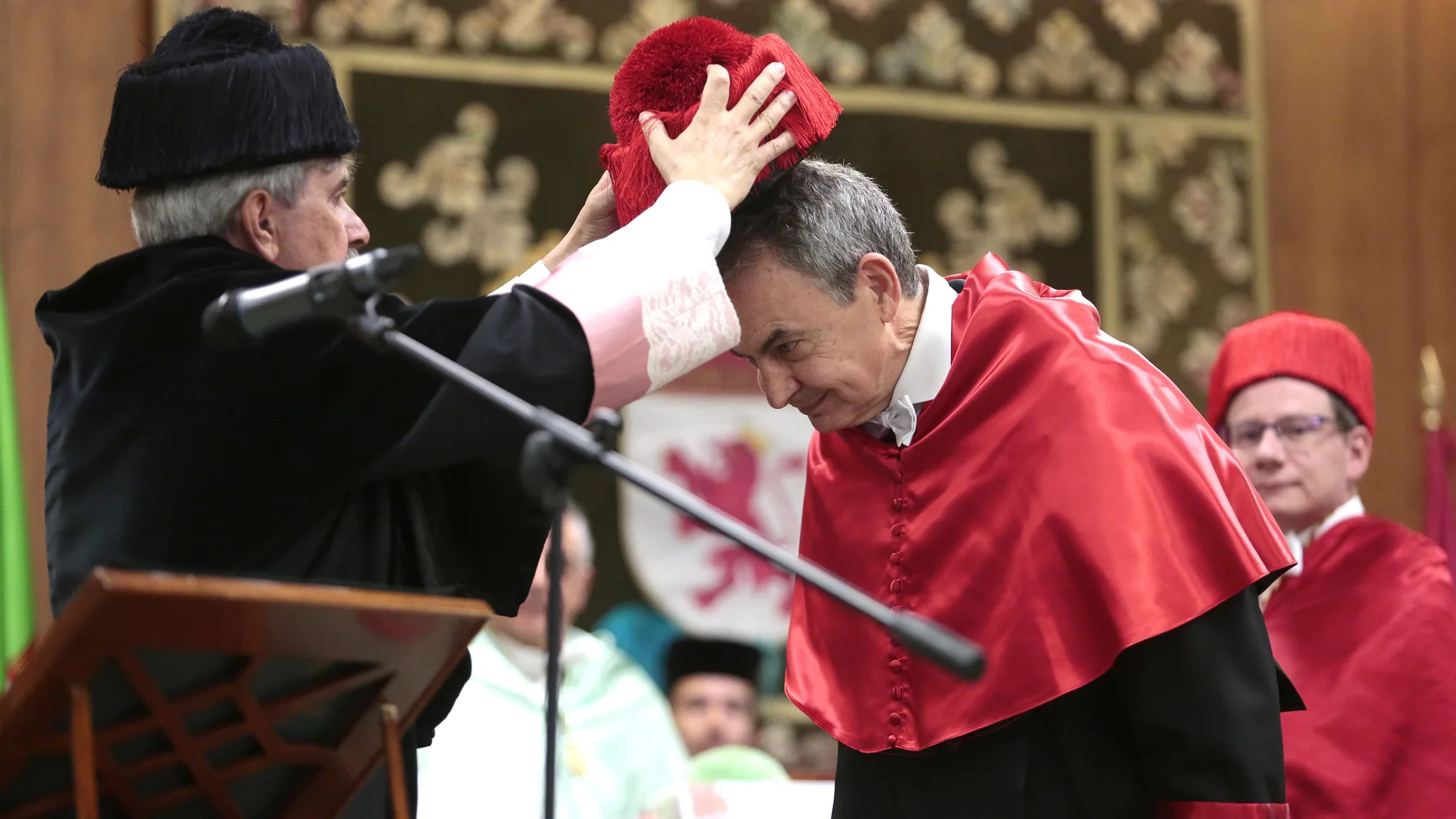 Zapatero, investido Doctor Honoris Causa por la Universidad de León