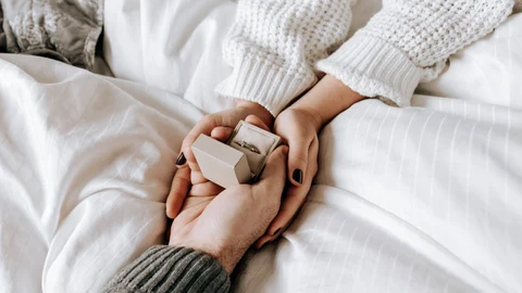¿Cuánto es normal gastarse en un anillo de compromiso?