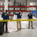 Agentes del FBI inspeccionan los restos de un globo espía chino