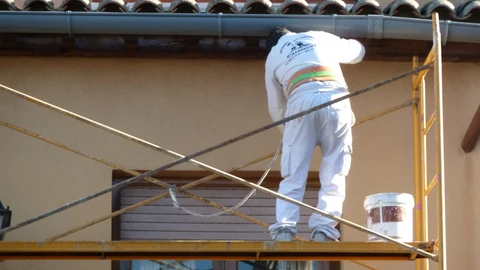 Un pintor durante un trabajo