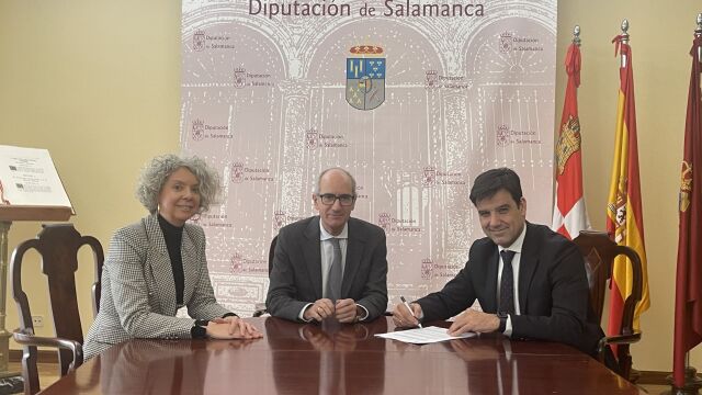 En la foto, de izquierda a derecha: Cristina Sánchez, Responsable de Instituciones en Castilla y León de Unicaja Banco; Javier Iglesias, Presidente de la Diputación de Salamanca; y Manuel Rubio, Director Territorial de Banca Comercial en Castilla y León Sur de Unicaja Banco