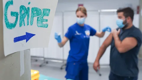 Una persona recibe la vacuna contra la gripe en un centro sanitario de Sevilla