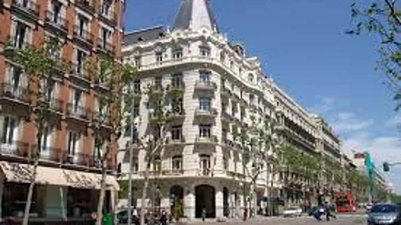 Calle Serrano, la arteria con el m2 más caro de España