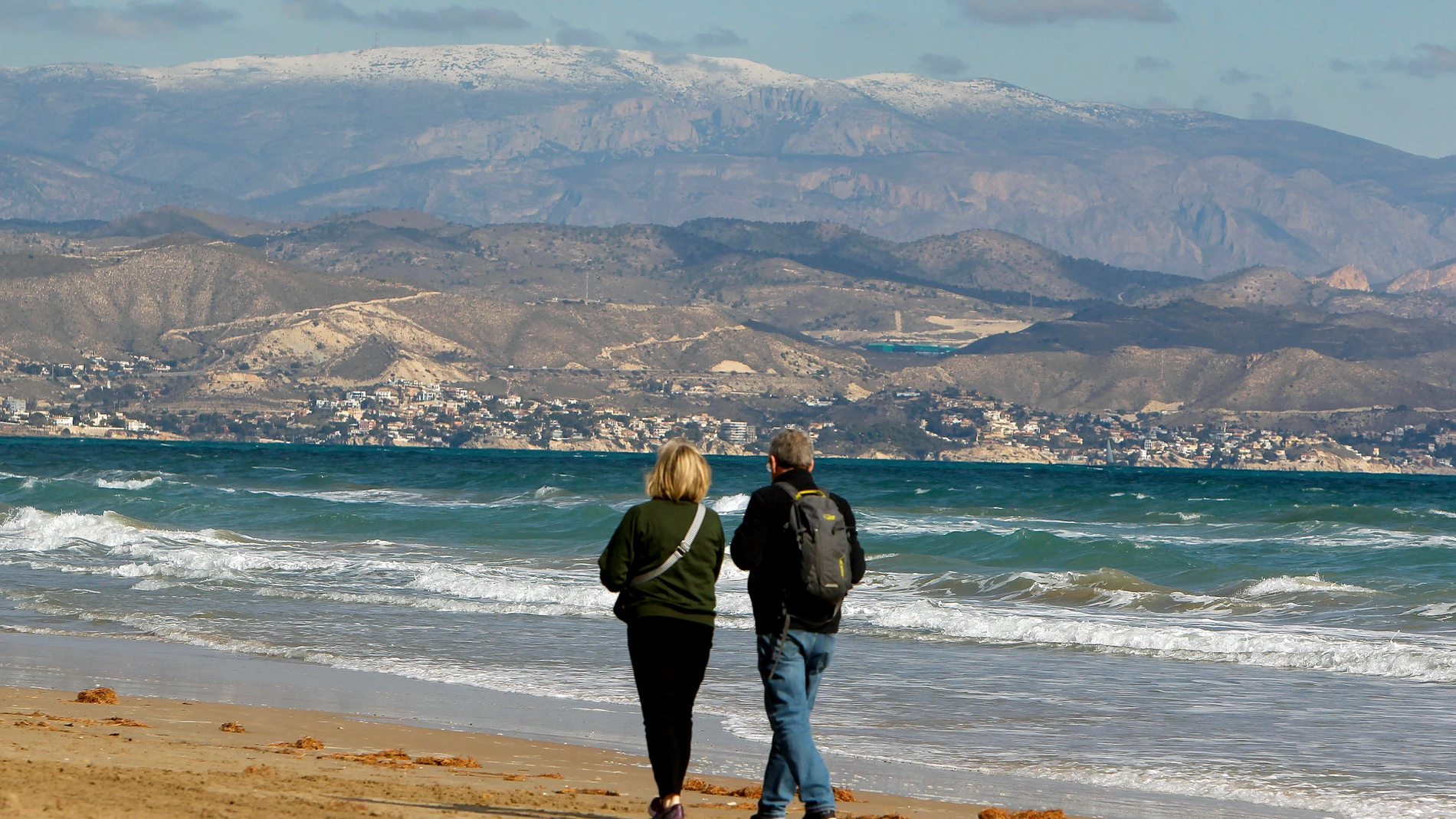 GRAFCVA1381. ALICANTE, 13/02/2023.-Imagen de la sierra de Aitana nevada vista desde la playa de San Juan de Alicante.EFE/ Morell