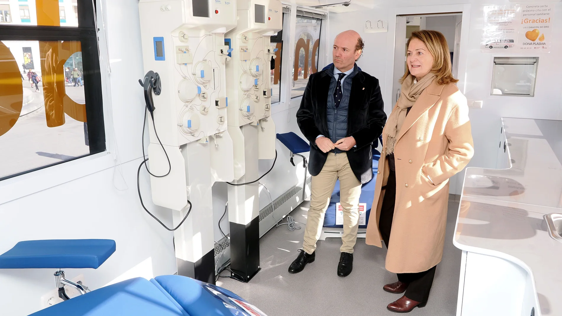 El viceconsejero Jesús García-Cruces Méndez, junto a la directora del Centro de Hemoterapia y Hemodonación de Castilla y León, Lydia Blanco, visita el autocar