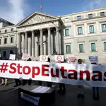 Madrid . 11/02/2020 . Congreso de ls diputados . Protesta en contra de la eutanasia 