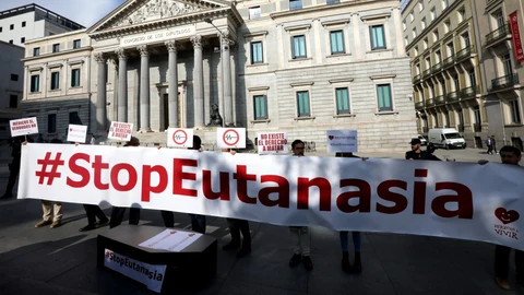 Madrid . 11/02/2020 . Congreso de ls diputados . Protesta en contra de la eutanasia
