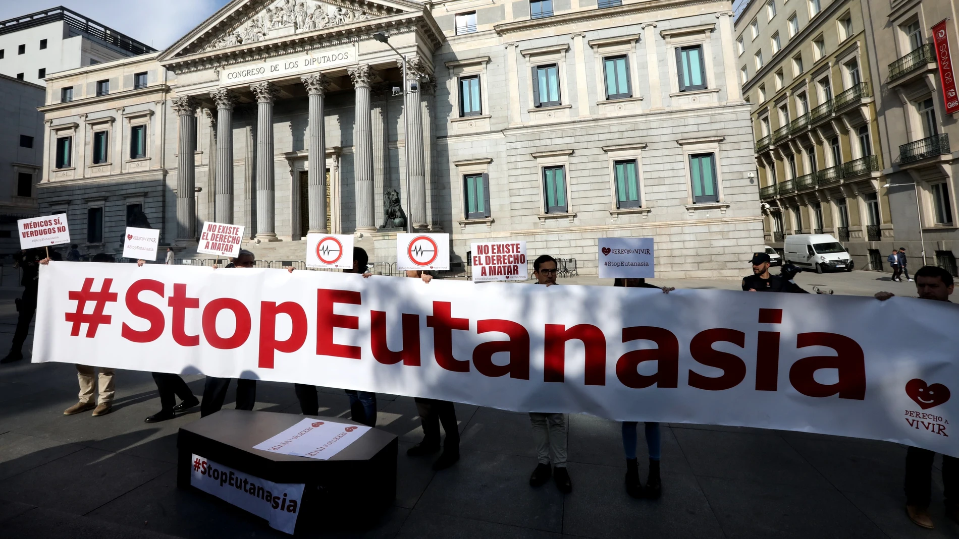Madrid . 11/02/2020 . Congreso de ls diputados . Protesta en contra de la eutanasia 