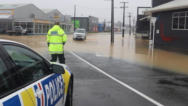 La Policía neozelandesa ayuda a los automovilistas en las inundaciones