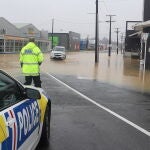 La Policía neozelandesa ayuda a los automovilistas en las inundaciones