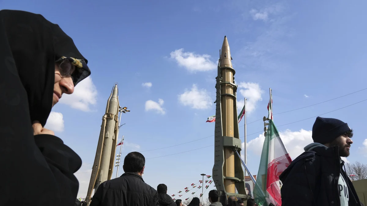 Irán exhibe en un gran desfile militar misiles, drones y tanques
