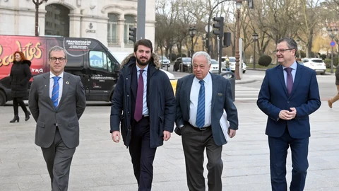 García-Gallardo junto a Veganzones, Dueñas y Santonja, antes de participar en la jornada en Burgos