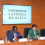 Mª del Rosario Sáez Yuguero, rectora de la UCAV; y Filiberto Ntutumu Nguema Nchama, rector de la Universidad Nacional de Guinea Ecuatorial (UNGE), suscriben el acuerdo