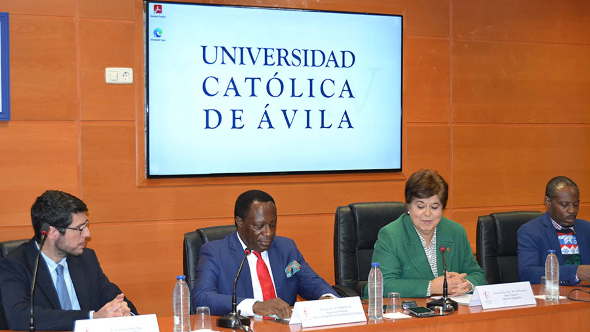 Mª del Rosario Sáez Yuguero, rectora de la UCAV; y Filiberto Ntutumu Nguema Nchama, rector de la Universidad Nacional de Guinea Ecuatorial (UNGE), suscriben el acuerdo