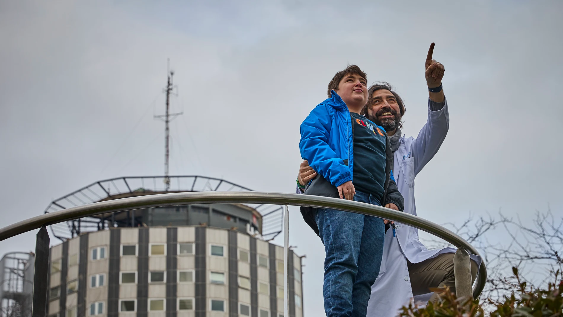 Entrevista en el Hospital Materno Infantil de La Paz en Madrid, con un médico y su paciente, un niño de 13 años afectado con leucemia.