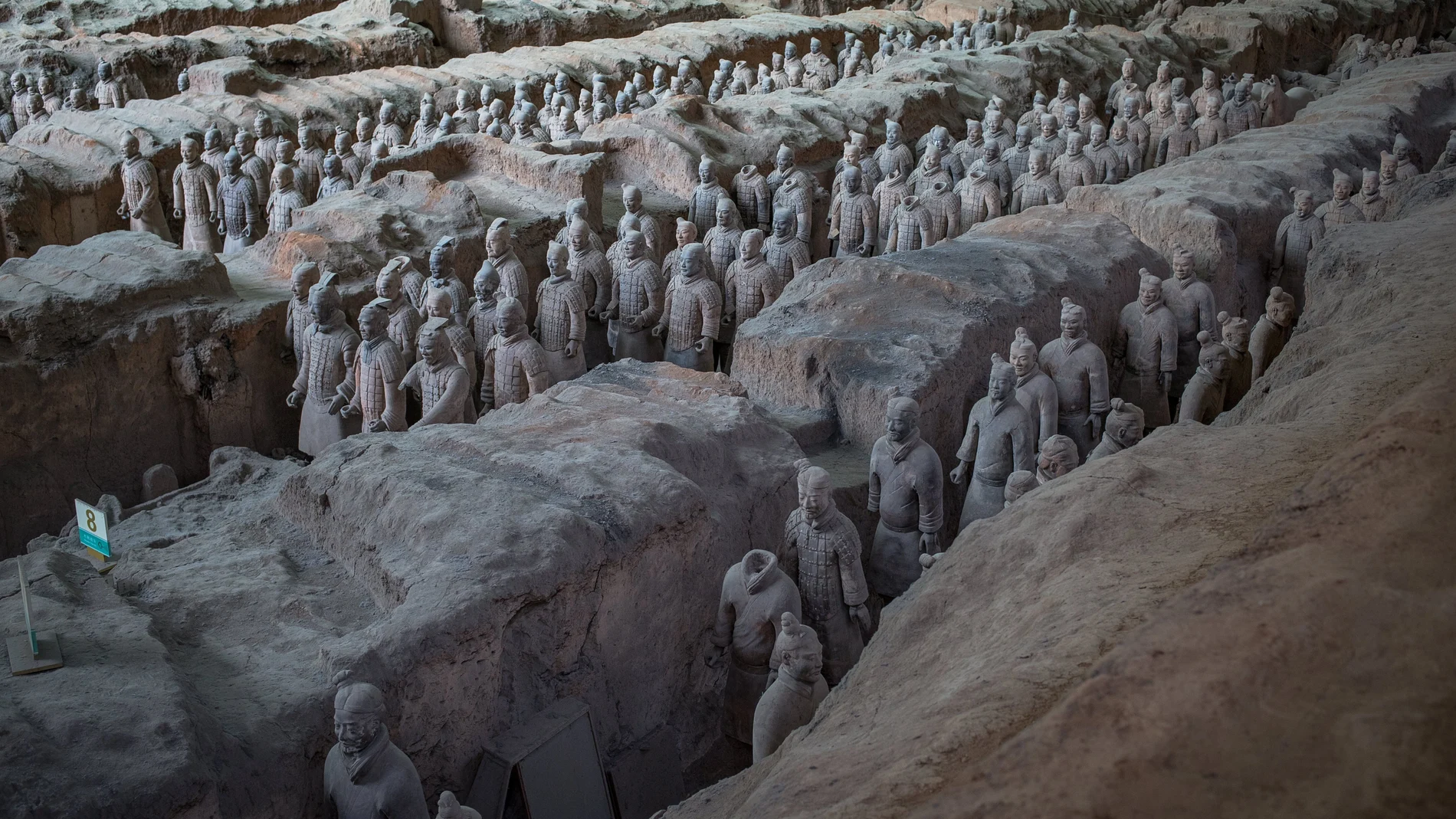 parte del conjunto de los Guerreros y Caballos de Terracota del Mausoleo de Qin Shihuang, situado en la ciudad china de Xian (China), un hallazgo formado por miles de estatuas que simbólicamente protegen la tumba del Primer Emperador, Qin Shihuang, quien gobernó entre los años 221 y 210 antes de nuestra era. 