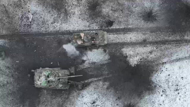 Dos tanques rusos antes de ser destruidos con una mina terrestre ucraniana