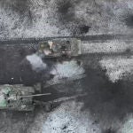 Dos tanques rusos antes de ser destruidos con una mina terrestre ucraniana